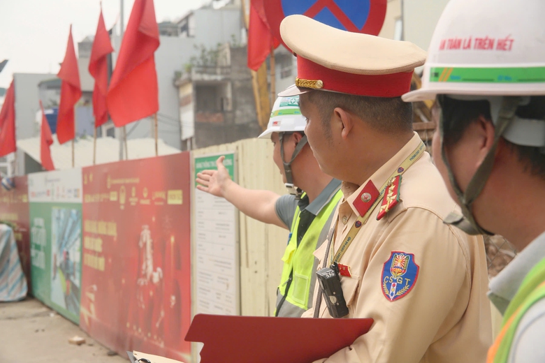 Cảnh s&aacute;t xử l&yacute; loạt &ocirc; t&ocirc; dừng đỗ, gỡ "điểm nghẽn" &ugrave;n tắc dọc tuyến metro Nhổn - ga H&agrave; Nội- Ảnh 7.