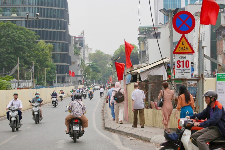 Cảnh s&aacute;t xử l&yacute; loạt &ocirc; t&ocirc; dừng đỗ, gỡ "điểm nghẽn" &ugrave;n tắc dọc tuyến metro Nhổn - ga H&agrave; Nội- Ảnh 2.