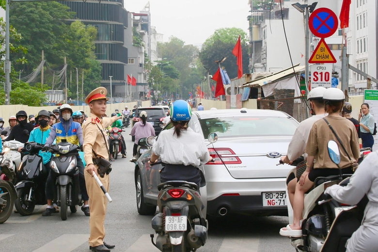 Cảnh s&aacute;t xử l&yacute; loạt &ocirc; t&ocirc; dừng đỗ, gỡ "điểm nghẽn" &ugrave;n tắc dọc tuyến metro Nhổn - ga H&agrave; Nội- Ảnh 10.