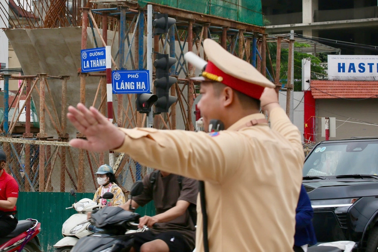 Cảnh s&aacute;t xử l&yacute; loạt &ocirc; t&ocirc; dừng đỗ, gỡ "điểm nghẽn" &ugrave;n tắc dọc tuyến metro Nhổn - ga H&agrave; Nội- Ảnh 9.