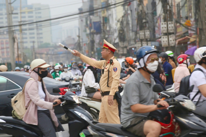 Cảnh s&aacute;t xử l&yacute; loạt &ocirc; t&ocirc; dừng đỗ, gỡ "điểm nghẽn" &ugrave;n tắc dọc tuyến metro Nhổn - ga H&agrave; Nội- Ảnh 11.