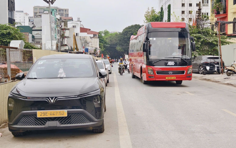 Cảnh s&aacute;t xử l&yacute; loạt &ocirc; t&ocirc; dừng đỗ, gỡ "điểm nghẽn" &ugrave;n tắc dọc tuyến metro Nhổn - ga H&agrave; Nội- Ảnh 3.