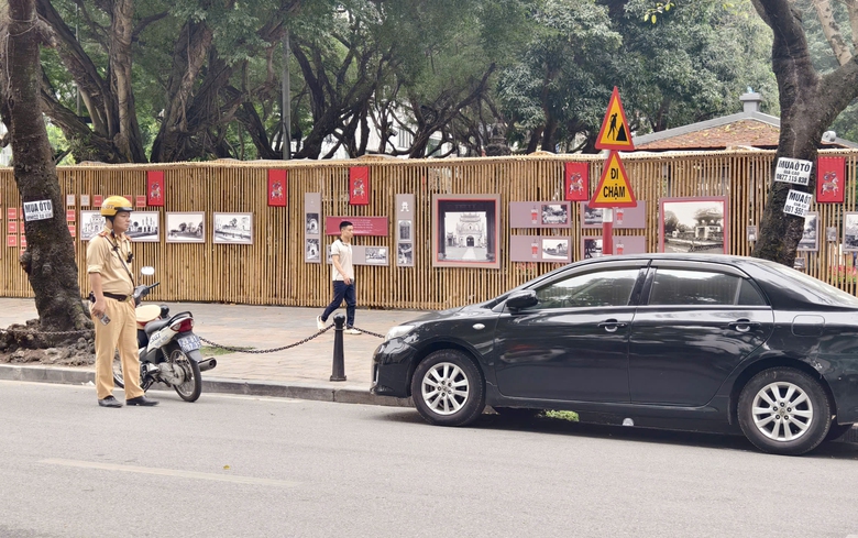 Cảnh s&aacute;t xử l&yacute; loạt &ocirc; t&ocirc; dừng đỗ, gỡ "điểm nghẽn" &ugrave;n tắc dọc tuyến metro Nhổn - ga H&agrave; Nội- Ảnh 1.