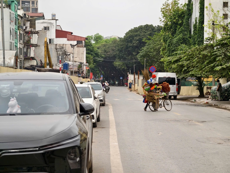 Cảnh s&aacute;t xử l&yacute; loạt &ocirc; t&ocirc; dừng đỗ, gỡ "điểm nghẽn" &ugrave;n tắc dọc tuyến metro Nhổn - ga H&agrave; Nội- Ảnh 6.