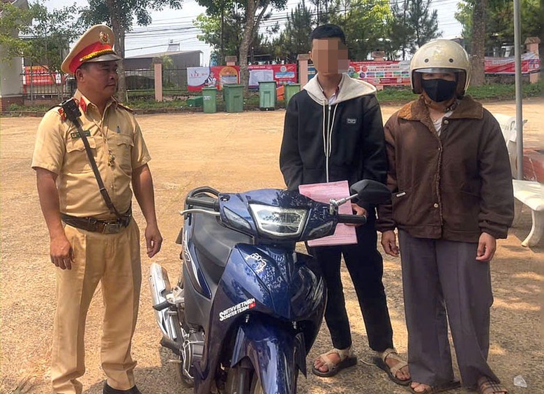 CSGT phạt 18,5 triệu đồng, tịch thu xe m&aacute;y nam sinh lạng l&aacute;ch tr&ecirc;n đường Hồ Ch&iacute; Minh- Ảnh 1.