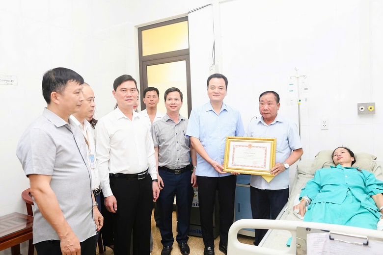 Tặng Bằng khen nữ c&ocirc;ng nh&acirc;n m&ocirc;i trường dũng cảm cứu người trong mưa b&atilde;o tại L&agrave;o Cai- Ảnh 1.