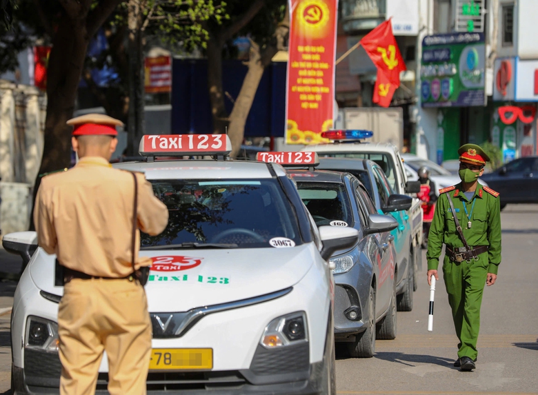 H&agrave; Nội: Mở cao điểm xử l&yacute; xe dừng đỗ sai quy định, tăng cường phạt nguội- Ảnh 1.