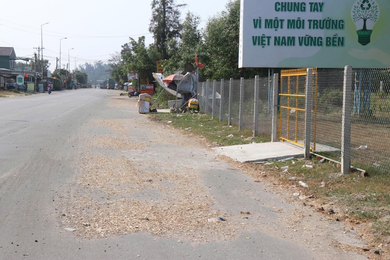 Người d&acirc;n khốn khổ v&igrave; xe chở dăm gỗ rơi v&atilde;i, nguy cơ mất ATGT đoạn qua Dung Quất - Ảnh 10.