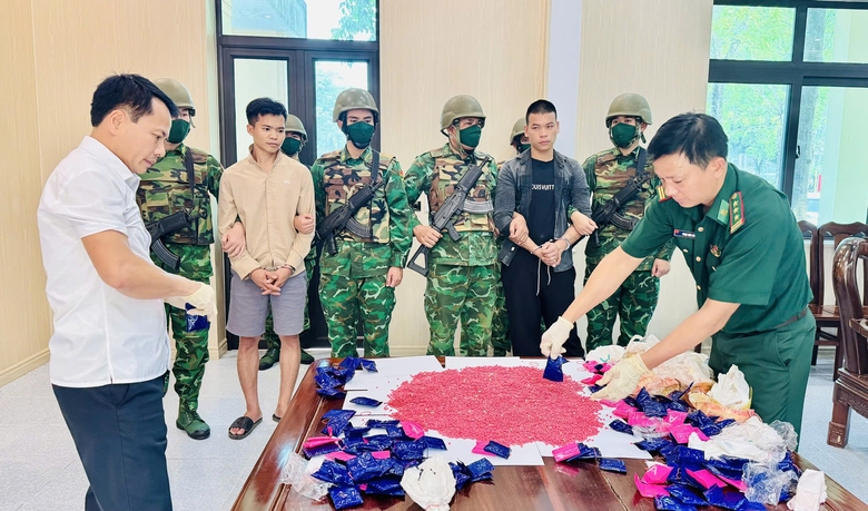 Bắt giữ đối tượng vận chuyển 24.000 vi&ecirc;n hồng phiến ở H&agrave; Tĩnh- Ảnh 1.