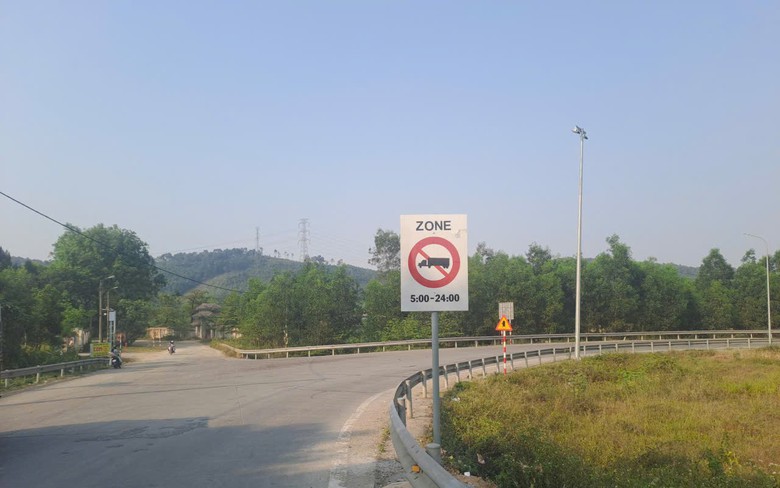Huế: Ho&agrave;n th&agrave;nh cắm biển cấm xe theo khung giờ tr&ecirc;n Quốc lộ 49- Ảnh 1.