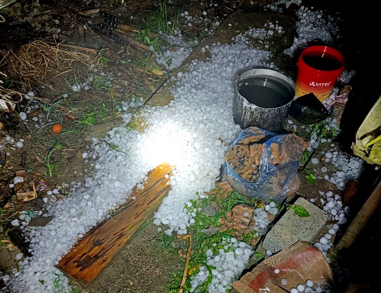 Xảy ra mưa đá ở xã Bắc Hà làm sập nhà sàn, 4 người bị thương- Ảnh 1. Xảy ra mưa đá ở xã Bắc Hà làm sập nhà sàn, 4 người bị thương- Ảnh 1.