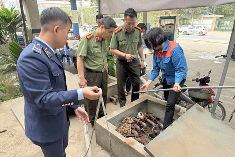 H&agrave; Nội: C&ocirc;ng an ph&aacute;t hiện một số c&acirc;y xăng chỉ b&aacute;n tối đa 300.000/lượt cho &ocirc; t&ocirc;- Ảnh 2.
