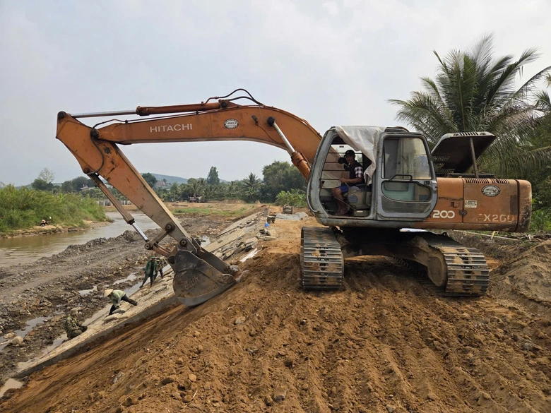 Chạy đua thời tiết, đẩy tiến độ công trình kè gần 200 tỷ đồng ở miền Tây Quảng Ngãi- Ảnh 2. Chạy đua thời tiết, đẩy tiến độ công trình kè gần 200 tỷ đồng ở miền Tây Quảng Ngãi- Ảnh 2.