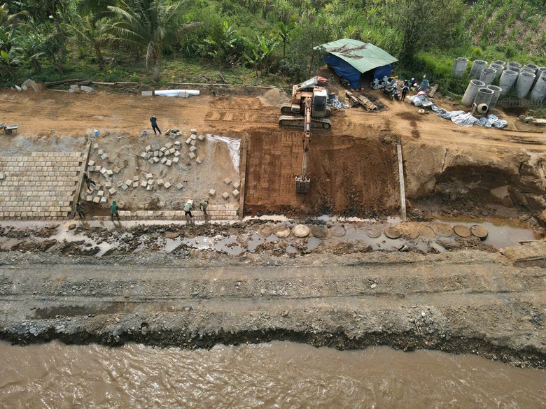 Chạy đua thời tiết, đẩy tiến độ công trình kè gần 200 tỷ đồng ở miền Tây Quảng Ngãi- Ảnh 3. Chạy đua thời tiết, đẩy tiến độ công trình kè gần 200 tỷ đồng ở miền Tây Quảng Ngãi- Ảnh 3.