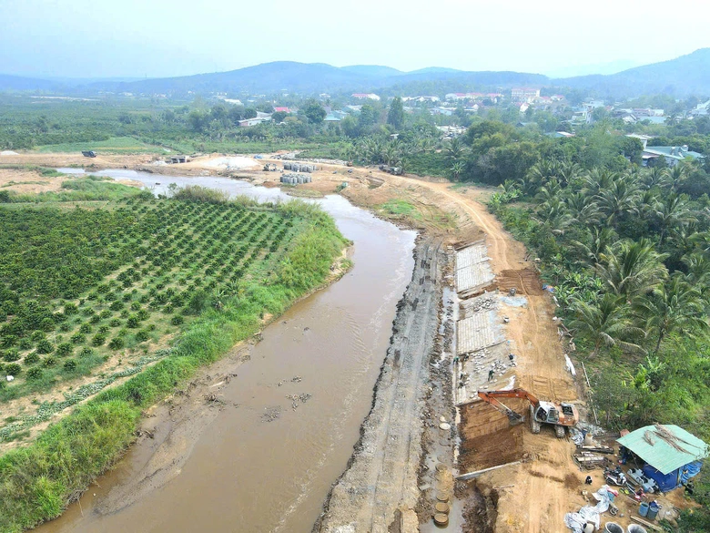 Chạy đua thời tiết, đẩy tiến độ công trình kè gần 200 tỷ đồng ở miền Tây Quảng Ngãi- Ảnh 1. Chạy đua thời tiết, đẩy tiến độ công trình kè gần 200 tỷ đồng ở miền Tây Quảng Ngãi- Ảnh 1.