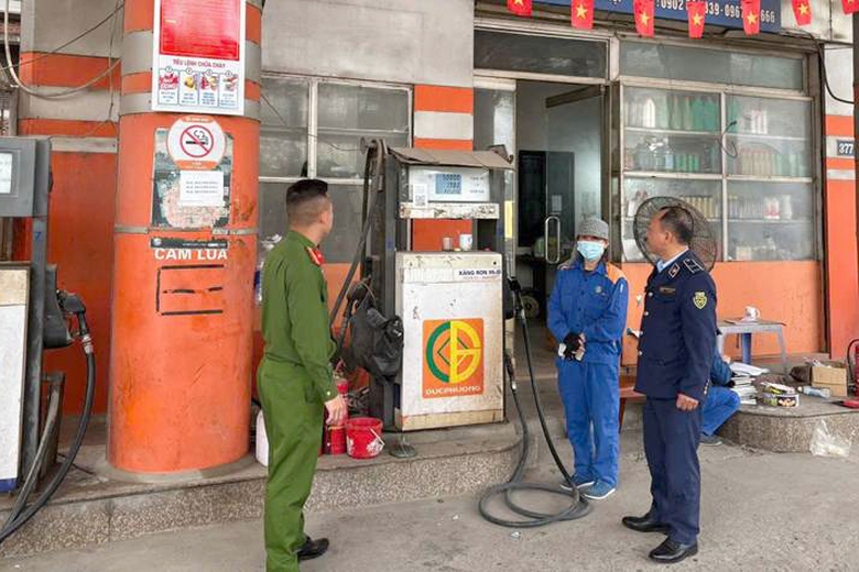 H&agrave; Nội: C&ocirc;ng an ph&aacute;t hiện một số c&acirc;y xăng chỉ b&aacute;n tối đa 300.000/lượt cho &ocirc; t&ocirc;- Ảnh 1.