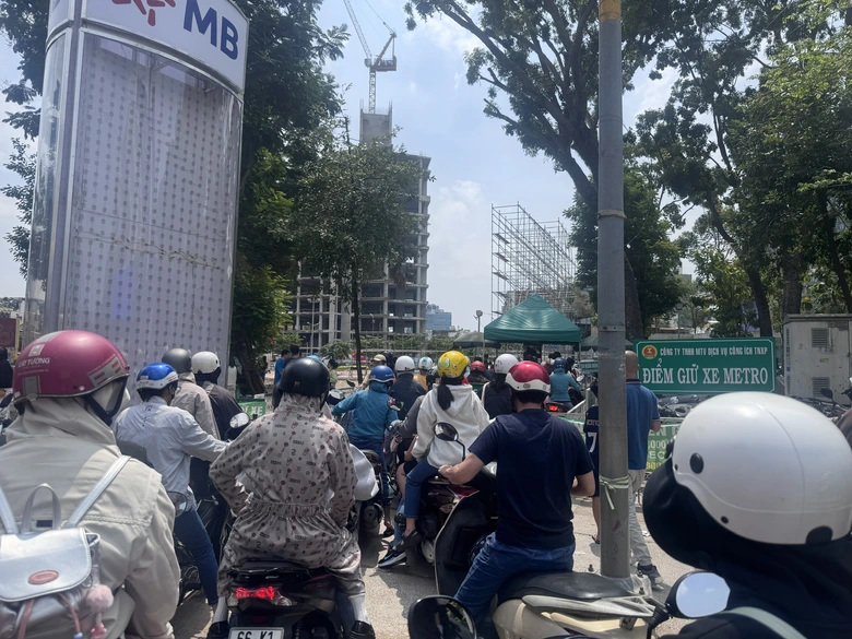 TP.HCM phát triển bãi giữ xe tại cửa ngõ, ga trung chuyển để tăng khách xe buýt- Ảnh 2. TP.HCM phát triển bãi giữ xe tại cửa ngõ, ga trung chuyển để tăng khách xe buýt- Ảnh 2.