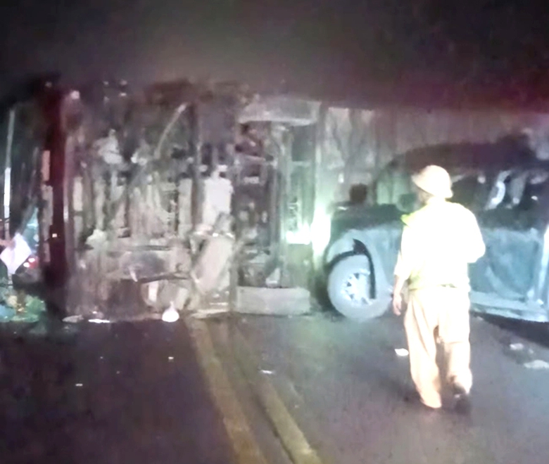 Tai nạn li&ecirc;n ho&agrave;n tr&ecirc;n cao tốc Nội B&agrave;i - L&agrave;o Cai khiến 5 người bị thương- Ảnh 1.