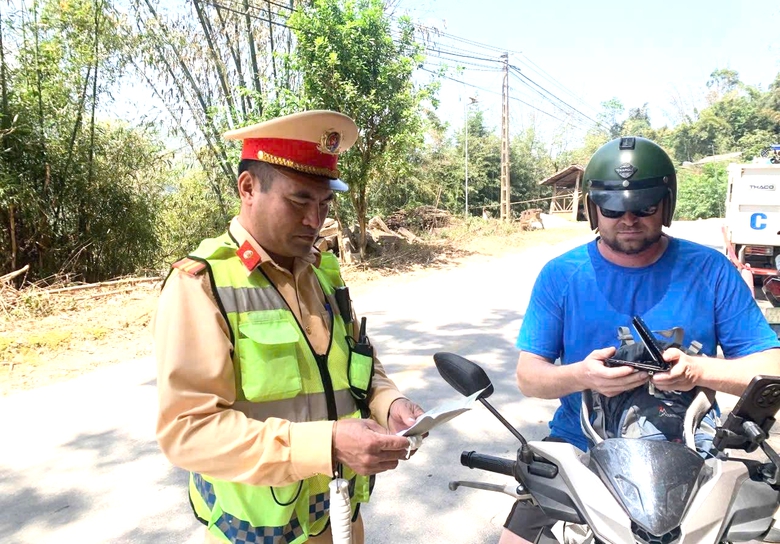 Tuy&ecirc;n Quang tăng cường kiểm so&aacute;t, bảo đảm trật tự an to&agrave;n giao th&ocirc;ng cho du kh&aacute;ch- Ảnh 3.