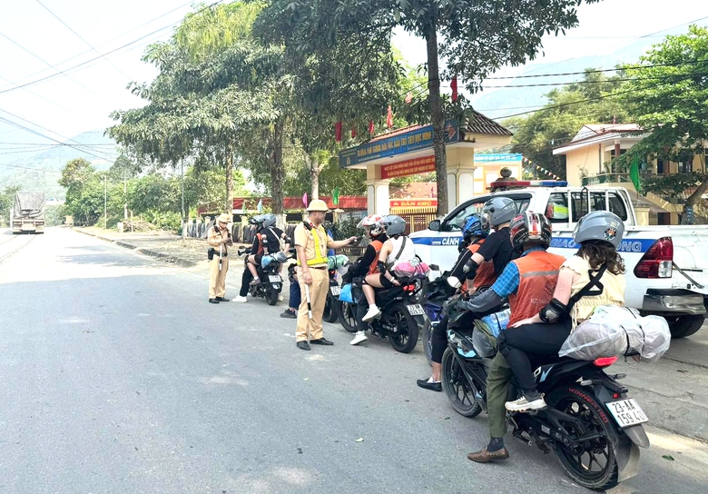 Tuy&ecirc;n Quang tăng cường kiểm so&aacute;t, bảo đảm trật tự an to&agrave;n giao th&ocirc;ng cho du kh&aacute;ch- Ảnh 2.