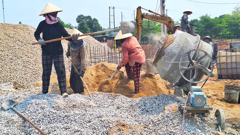 C&ocirc;ng nh&acirc;n dầm nắng đẩy nhanh khu t&aacute;i định cư đường sắt tốc độ cao ở Huế- Ảnh 4.