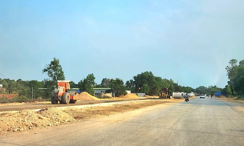 Quảng Ng&atilde;i tăng tốc thi c&ocirc;ng đường nối KKT Dung Quất với s&acirc;n bay Chu Lai- Ảnh 1.