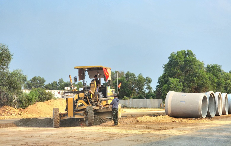 Quảng Ng&atilde;i tăng tốc thi c&ocirc;ng đường nối KKT Dung Quất với s&acirc;n bay Chu Lai- Ảnh 2.