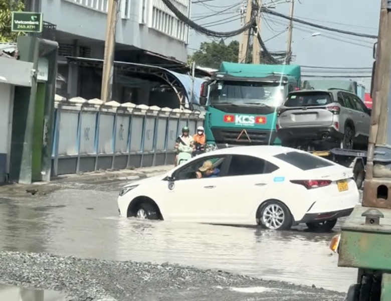 TP.HCM khẩn trương sửa chữa đường Bến Ngh&eacute;, Lưu Trọng Lư- Ảnh 1.