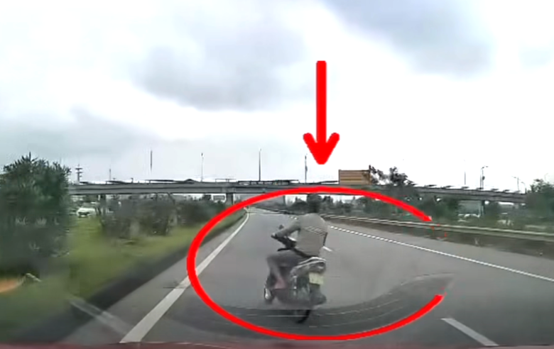 Tạm giữ đối tượng đi xe m&aacute;y "diễn xiếc" tr&ecirc;n cao tốc H&agrave; Nội - Lạng Sơn- Ảnh 2.
