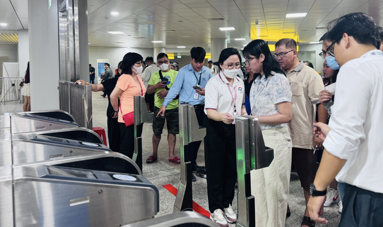 TP.HCM tăng chuyến xe bu&yacute;t, metro phục vụ người d&acirc;n dịp lễ 30/4- Ảnh 1.