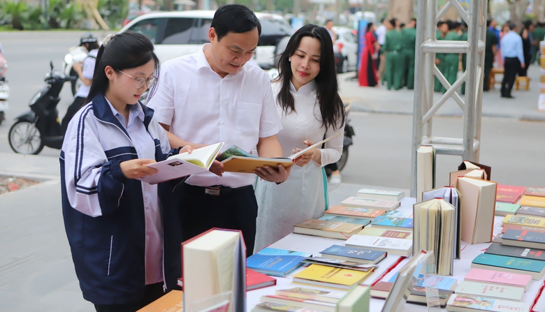 S&aacute;ch v&agrave; Văn h&oacute;a đọc: "Sức mạnh mềm" định h&igrave;nh tương lai xứ Nghệ- Ảnh 2.