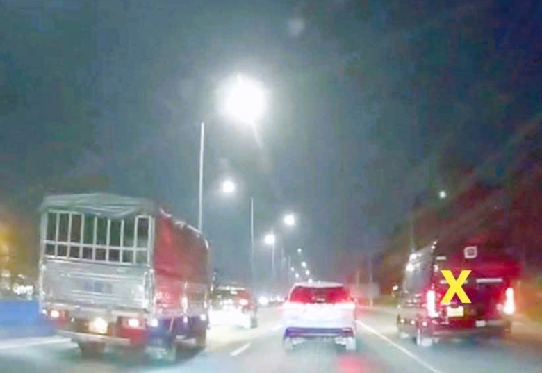 Vượt ẩu ở khu vực đ&egrave;o dốc tr&ecirc;n QL20, một t&agrave;i xế xe tải bị xử phạt- Ảnh 3.