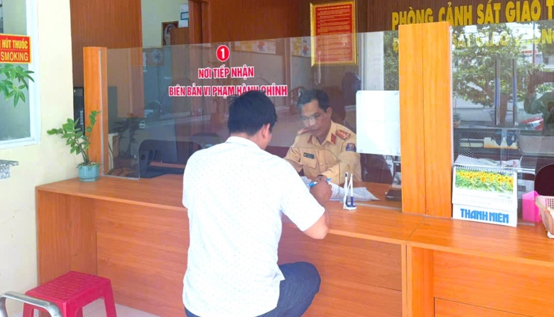 Vượt ẩu ở khu vực đ&egrave;o dốc tr&ecirc;n QL20, một t&agrave;i xế xe tải bị xử phạt- Ảnh 2.