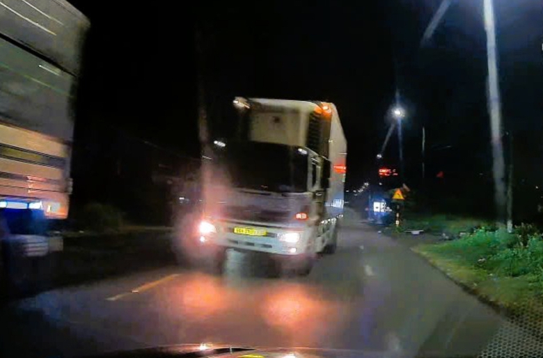 Vượt ẩu ở khu vực đ&egrave;o dốc tr&ecirc;n QL20, một t&agrave;i xế xe tải bị xử phạt- Ảnh 1.