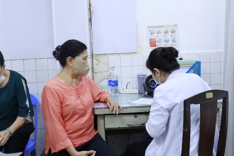 TP.HCM: 17.800 người được hỗ trợ 100% đồng chi trả BHYT, tối đa 70 triệu đồng/năm- Ảnh 1.