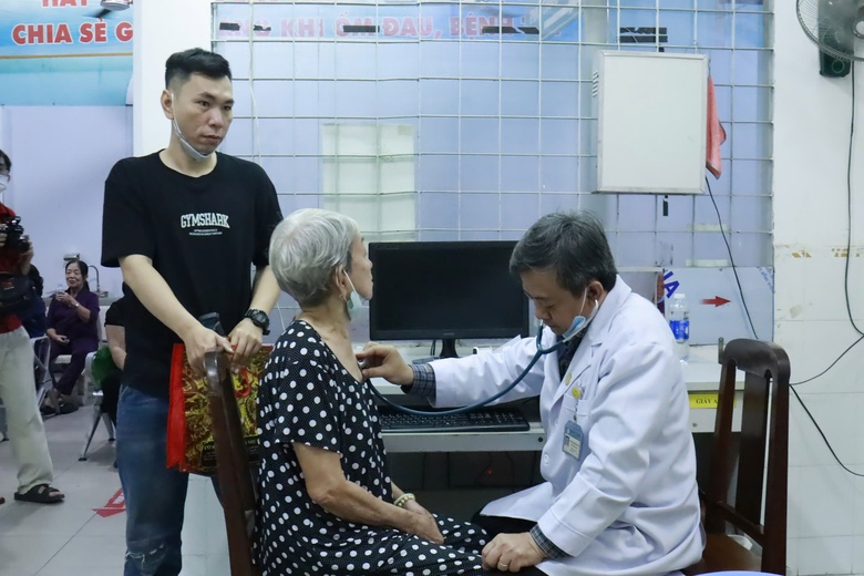 Đưa y tế đến tận nơi: TP.HCM ra qu&acirc;n kh&aacute;m sức khỏe to&agrave;n d&acirc;n quy m&ocirc; lớn- Ảnh 1.