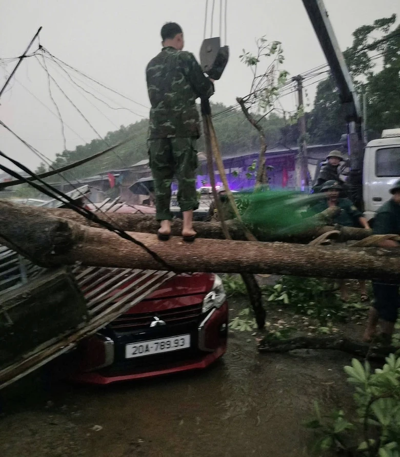 Gi&ocirc;ng lốc qu&eacute;t qua Th&aacute;i Nguy&ecirc;n, một người tử vong- Ảnh 5.
