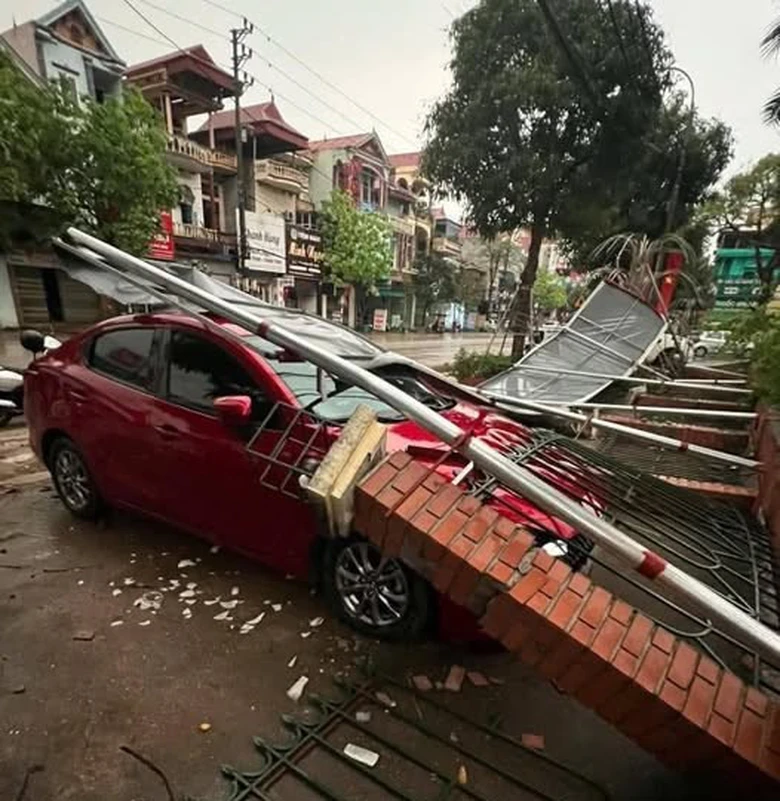 Gi&ocirc;ng lốc qu&eacute;t qua Th&aacute;i Nguy&ecirc;n, một người tử vong- Ảnh 2.
