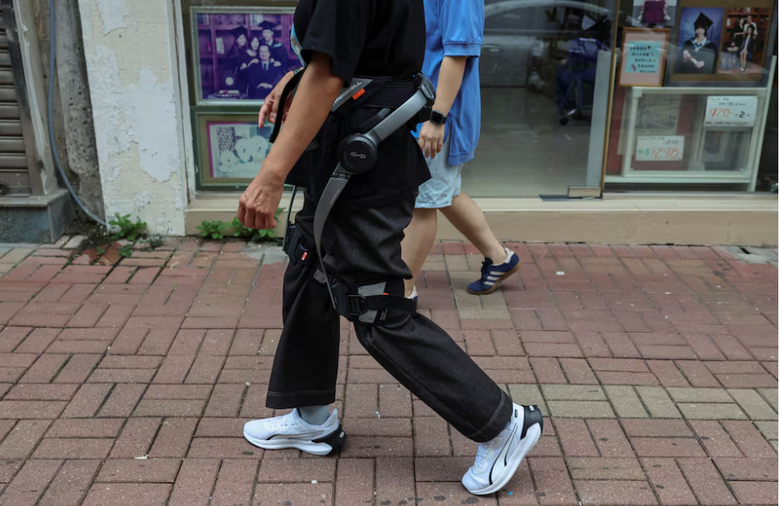 Vụ ch&aacute;y chung cư ở Hong Kong: Người d&acirc;n được hỗ trợ ch&acirc;n robot để thu gom đồ đạc- Ảnh 1.