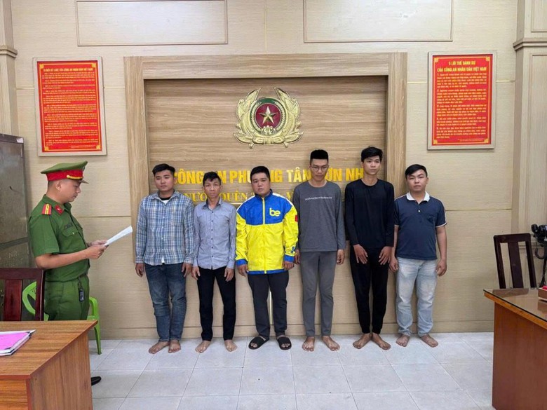 Từ m&acirc;u thuẫn tr&ecirc;n Facebook, 8 người ở TP.HCM bị khởi tố- Ảnh 1.