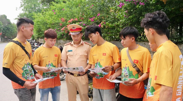Tuy&ecirc;n Quang tăng cường kiểm so&aacute;t, bảo đảm trật tự an to&agrave;n giao th&ocirc;ng cho du kh&aacute;ch- Ảnh 1.