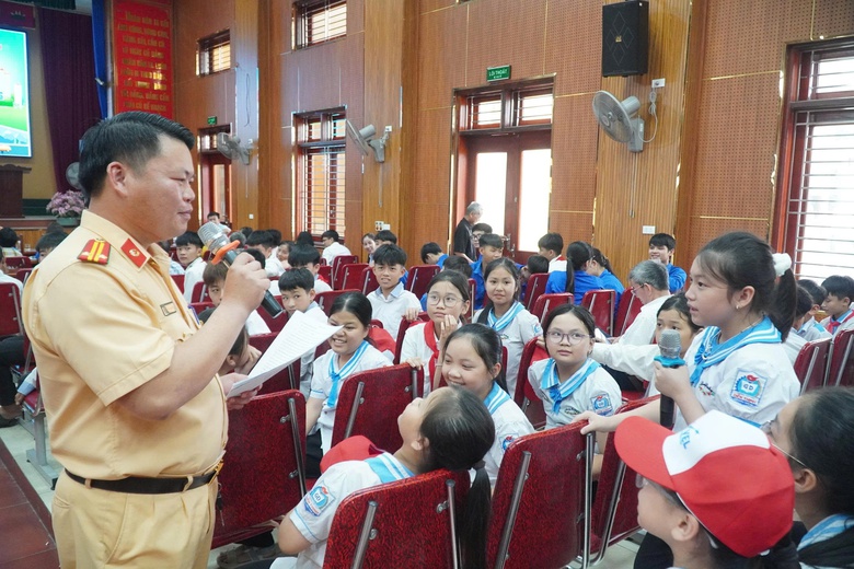 Nghệ An lấy tuy&ecirc;n truyền l&agrave;m đột ph&aacute;, tiếp tục nh&acirc;n rộng m&ocirc; h&igrave;nh tự quản ATGT- Ảnh 1.