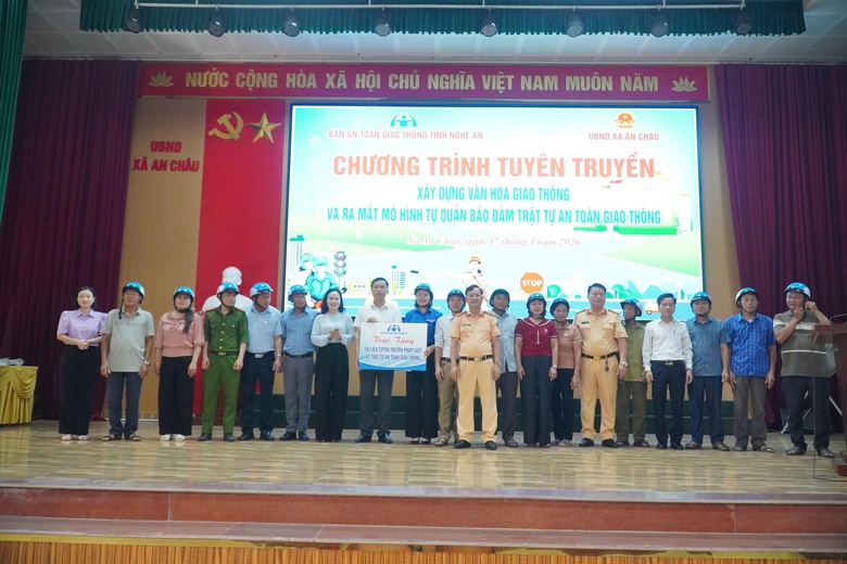 Nghệ An lấy tuy&ecirc;n truyền l&agrave;m đột ph&aacute;, tiếp tục nh&acirc;n rộng m&ocirc; h&igrave;nh tự quản ATGT- Ảnh 3.