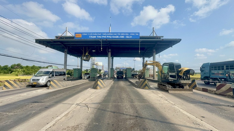 Đồng Nai bắt đầu th&aacute;o dỡ trạm thu ph&iacute; &ldquo;&aacute;n ngữ&rdquo; nhiều năm tr&ecirc;n QL51- Ảnh 1.