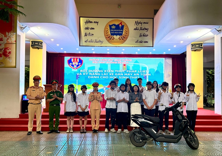 H&agrave; Nội tuy&ecirc;n truyền, hướng dẫn l&aacute;i xe an to&agrave;n cho gần 5.000 học sinh, sinh vi&ecirc;n- Ảnh 1.