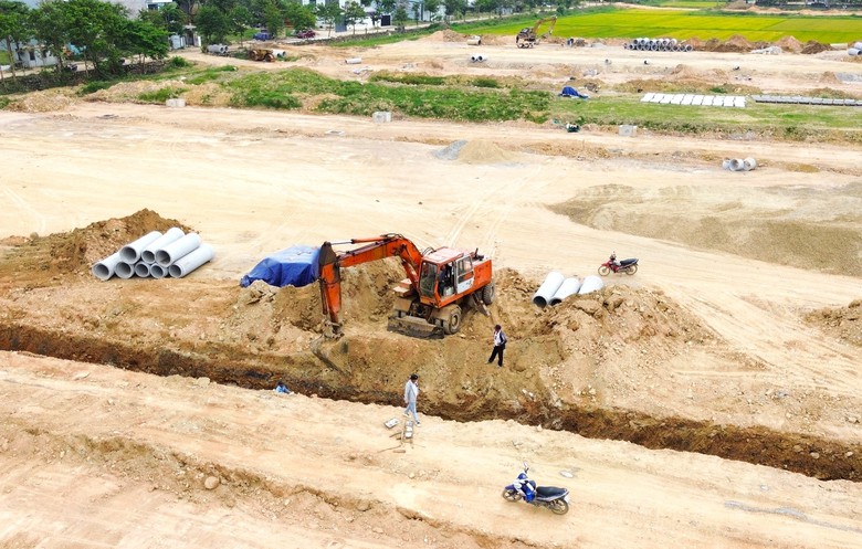 C&ocirc;ng nh&acirc;n dầm nắng đẩy nhanh khu t&aacute;i định cư đường sắt tốc độ cao ở Huế- Ảnh 2.