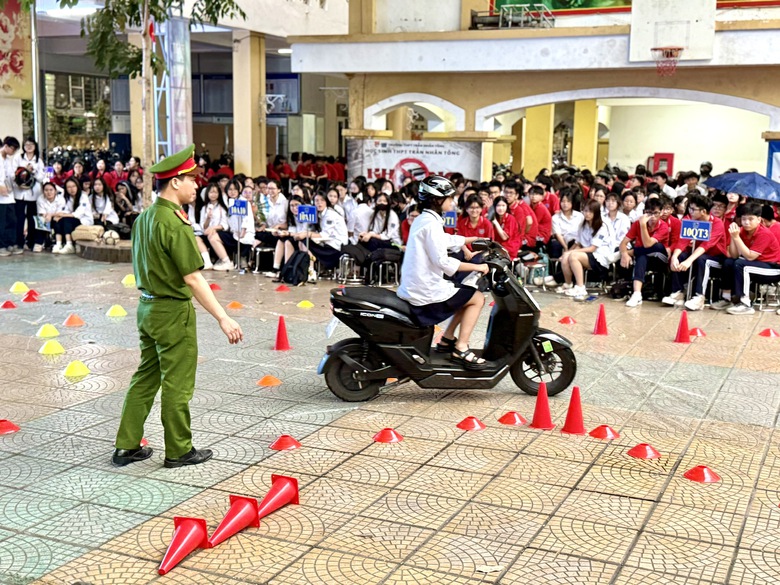 H&agrave; Nội tuy&ecirc;n truyền, hướng dẫn l&aacute;i xe an to&agrave;n cho gần 5.000 học sinh, sinh vi&ecirc;n- Ảnh 4.