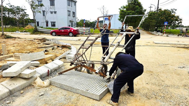 C&ocirc;ng nh&acirc;n dầm nắng đẩy nhanh khu t&aacute;i định cư đường sắt tốc độ cao ở Huế- Ảnh 11.