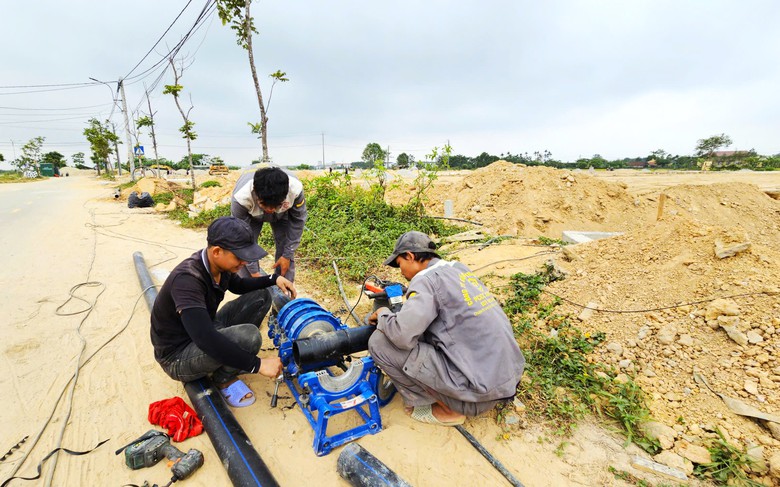 C&ocirc;ng nh&acirc;n dầm nắng đẩy nhanh khu t&aacute;i định cư đường sắt tốc độ cao ở Huế- Ảnh 12.