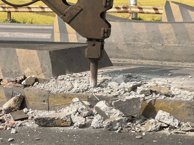 Đồng Nai bắt đầu th&aacute;o dỡ trạm thu ph&iacute; &ldquo;&aacute;n ngữ&rdquo; nhiều năm tr&ecirc;n QL51- Ảnh 3.